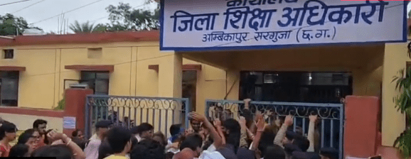 अंबिकापुर में शिक्षकों की युक्तियुक्तकरण पदस्थापना नीति के खिलाफ कांग्रेस का ‘शिक्षा न्याय आंदोलन’ प्रदर्शन, घेराव किया DEO कार्यालय : Shiksha Nyaya Andolan in Ambikapur 3 image 498