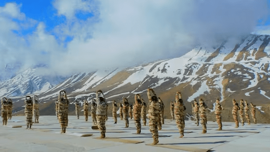 अंतर्राष्ट्रीय योग दिवस पर ITBP के जवानों ने पैंगोंग त्सो के किनारे 14,000 फीट की ऊंचाई पर किया योग प्रदर्शन,योग की ताकत दुनिया देख रही है : ITBP Soldiers Performed Yoga Altitude of 14,000 Feet 2 image 509