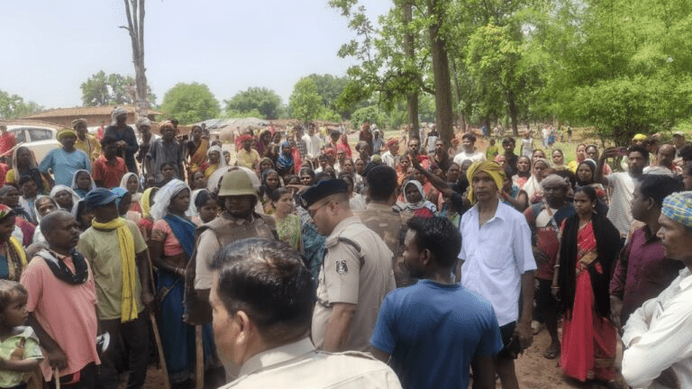 मुआवजा और भूमि अधिग्रहण के बिना सीमांकन के विरोध में ग्रामीणों का उग्र प्रदर्शन, प्रशासन को लौटना पड़ा : Against Demarcation Without Compensation 2 image 54