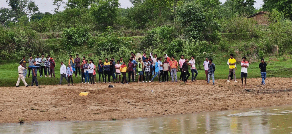 जशपुर में दिल दहला देने वाली वारदात: महिला और दो बच्चों की हत्या कर नदी किनारे दफनाया : Woman and Two Children Murdered In Jashpur 4 image 571