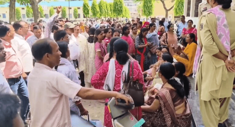 अतिशेष शिक्षकों के समायोजन पर विवाद: सरगुजा में काउंसलिंग के पहले दिन शिक्षकों का विरोध : Dispute of Surplus Teachers 2 image 58