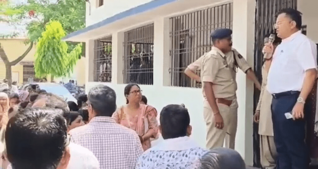 अतिशेष शिक्षकों के समायोजन पर विवाद: सरगुजा में काउंसलिंग के पहले दिन शिक्षकों का विरोध : Dispute of Surplus Teachers 3 image 59