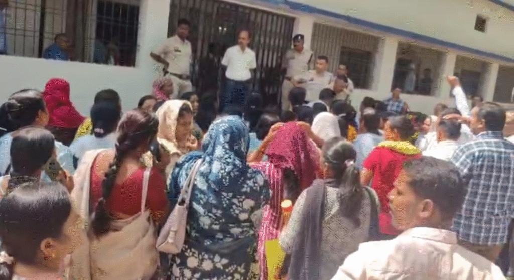 अतिशेष शिक्षकों के समायोजन पर विवाद: सरगुजा में काउंसलिंग के पहले दिन शिक्षकों का विरोध : Dispute of Surplus Teachers 4 image 60