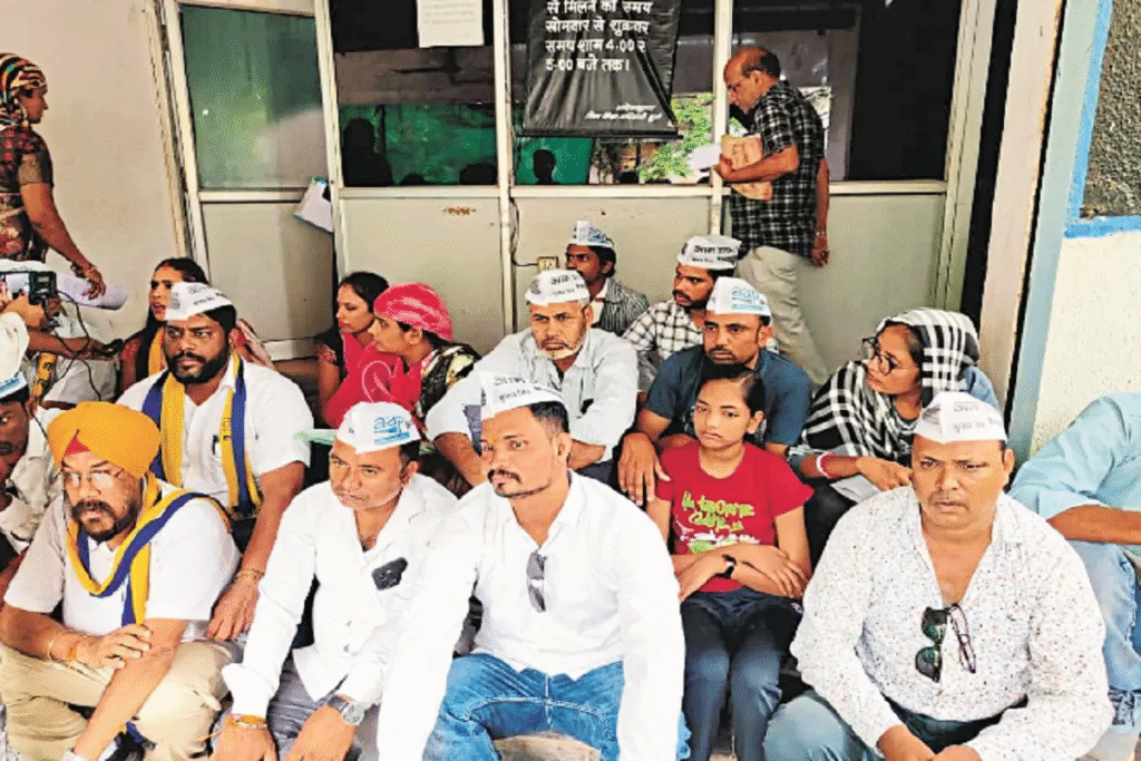 आरटीई के तहत गरीब बच्चों के प्रवेश में गड़बड़ी पर अभिभावकों का विरोध प्रदर्शन : Parents Protest Against Admission of RTE 1 image 623