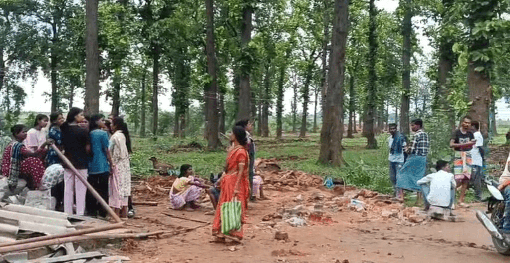 वन भूमि पर अवैध कब्जे के खिलाफ अंबिकापुर वन विभाग की बड़ी कार्रवाई, होटल-दुकानों पर चला बुलडोजर : Ambikapur Forest Department Takes Big Action 1 image 631