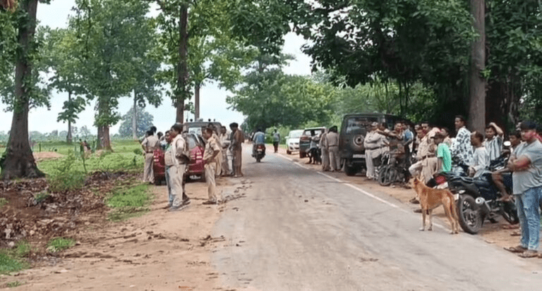 वन भूमि पर अवैध कब्जे के खिलाफ अंबिकापुर वन विभाग की बड़ी कार्रवाई, होटल-दुकानों पर चला बुलडोजर : Ambikapur Forest Department Takes Big Action 3 image 633