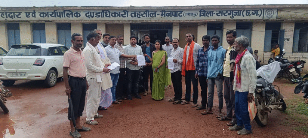 मैनपाट में बढ़ती दुर्घटनाओं और शराबियों की वजह से ग्रामीणों ने शराब दुकान बंद करने की मांग, मुख्यमंत्री के नाम सौंपा ज्ञापन : Villagers Demanded Closure of Liquor Shops in Mainpat 1 image 640