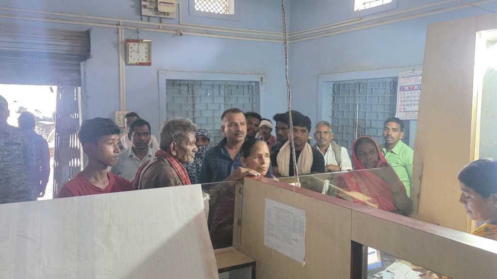 सरगुजा कलेक्टर ने सहकारी बैंक शाखा उदयपुर के निरीक्षण में लापरवाही पकड़ी, शाखा प्रबंधक के निलंबन के आदेश : Cooperative Bank Branch Udaipur Suspension of Branch Manager 1 image 642