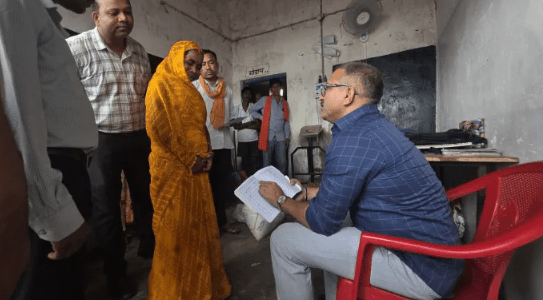 अम्बिकापुर: कलेक्टर ने पीडीएस दुकान का औचक निरीक्षण कर राशन उपलब्धता की जानकारी ली : Collector Conducted a Surprise Inspection of PDS Shop 1 image 643