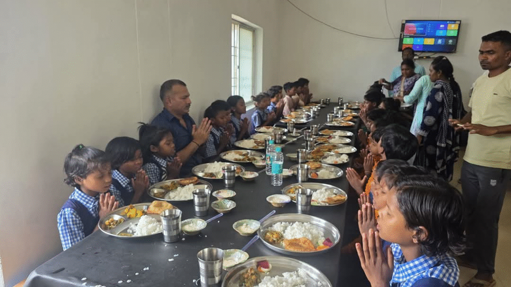 शाला प्रवेशोत्सव में पहाड़ी कोरवा नौनिहालों के चेहरे खिले, कलेक्टर ने तिलक-स्वागत कर वितरित की किताबें और पाठ्य सामग्री : Pahari Korwa Children School Entrance Ceremony 2 image 649