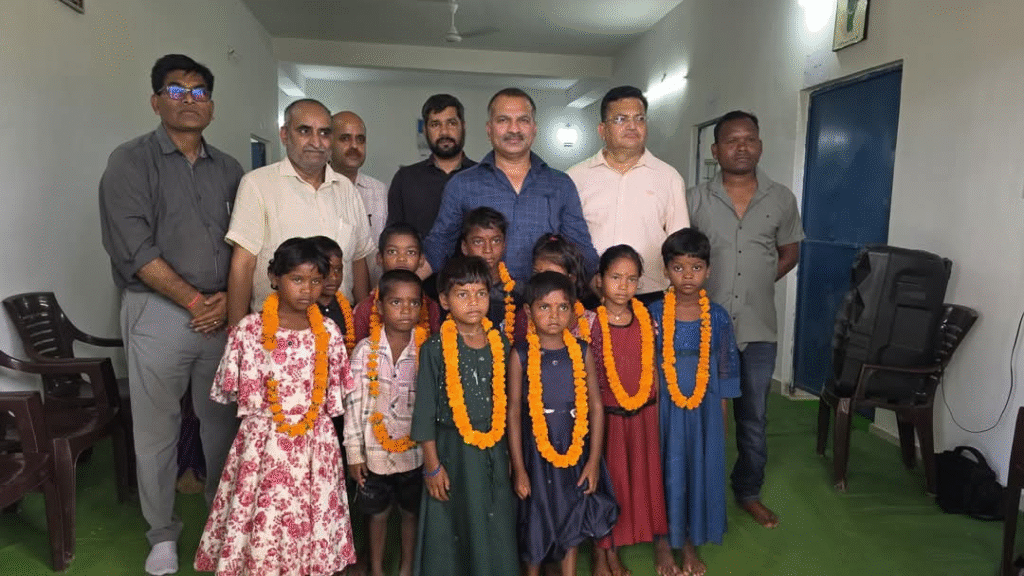 शाला प्रवेशोत्सव में पहाड़ी कोरवा नौनिहालों के चेहरे खिले, कलेक्टर ने तिलक-स्वागत कर वितरित की किताबें और पाठ्य सामग्री : Pahari Korwa Children School Entrance Ceremony 3 image 650