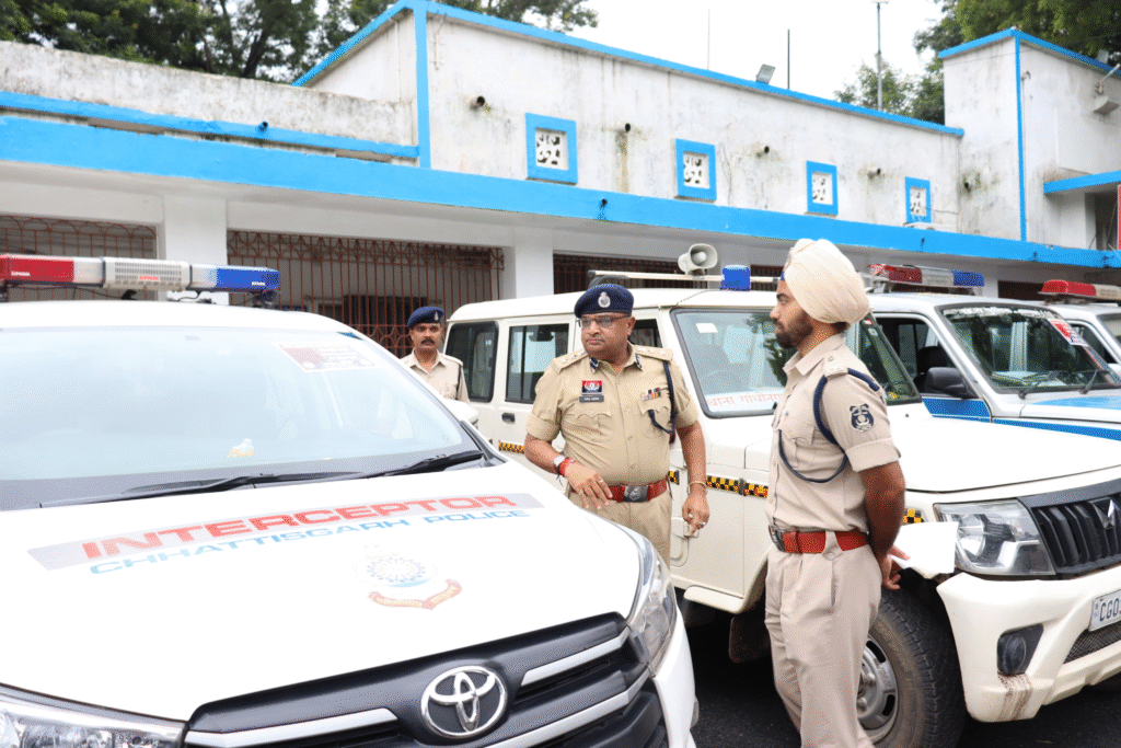 अवैध अप्रवासियों की सूचना देने हेतु टोल फ्री नंबर 18002331905 जारी, वरिष्ठ पुलिस अधीक्षक सरगुजा ने पुलिस पेट्रोलिंग वाहनों पर स्टिकर किया चस्पा : Toll free number 18002331905 Issued 3 image 656