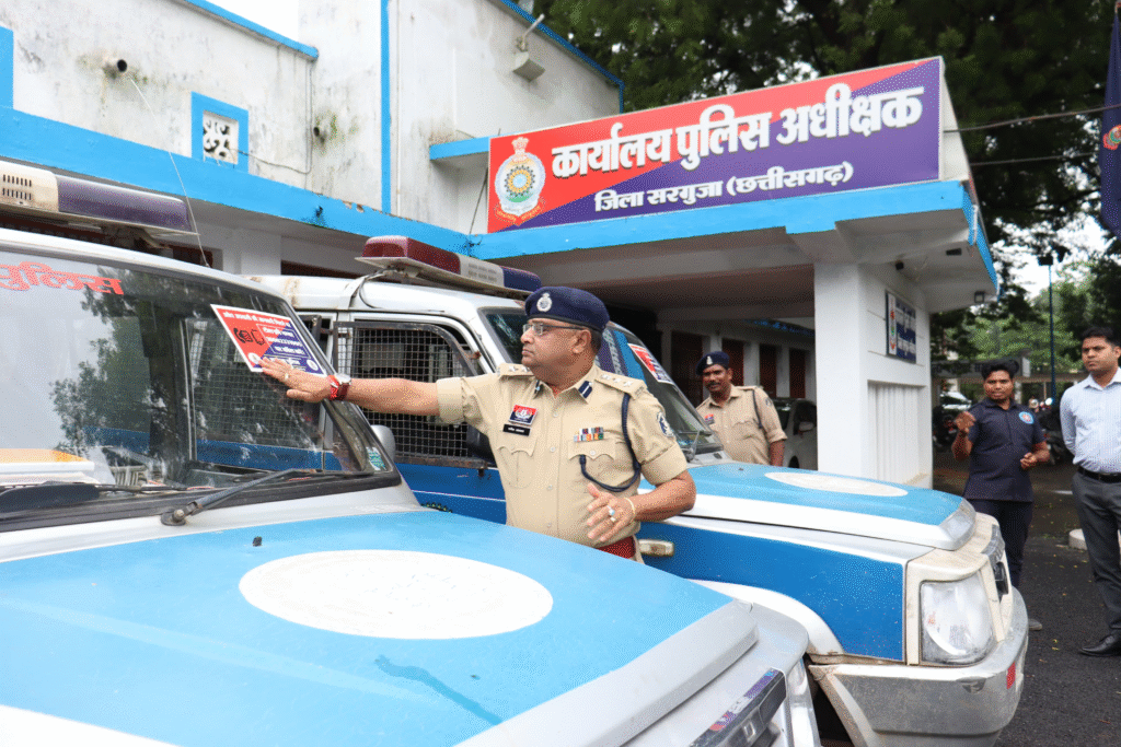 अवैध अप्रवासियों की सूचना देने हेतु टोल फ्री नंबर 18002331905 जारी, वरिष्ठ पुलिस अधीक्षक सरगुजा ने पुलिस पेट्रोलिंग वाहनों पर स्टिकर किया चस्पा : Toll free number 18002331905 Issued 4 image 657