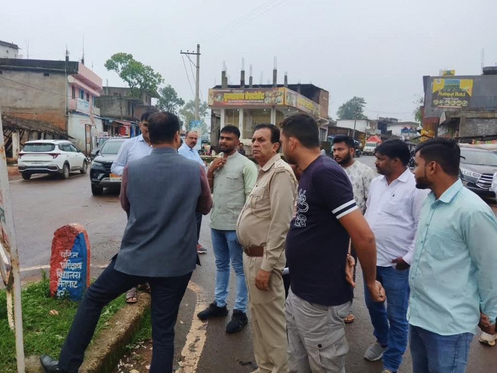 मैनपाट मंडल में तीन दिवसीय विधायक दल प्रशिक्षण शिविर की तैयारियों पर जिला कलेक्टर की समीक्षा बैठक : District Collector's Review Meeting 2 image 678