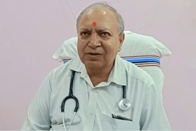 रघुनाथ जिला चिकित्सालय की बदहाली: मरीजों को छत से टपकते पानी के नीचे इलाज : Raghunath District Hospital's Plight 2 image 687