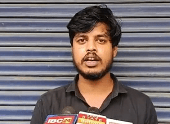 रघुनाथ जिला चिकित्सालय की बदहाली: मरीजों को छत से टपकते पानी के नीचे इलाज : Raghunath District Hospital's Plight 3 image 688