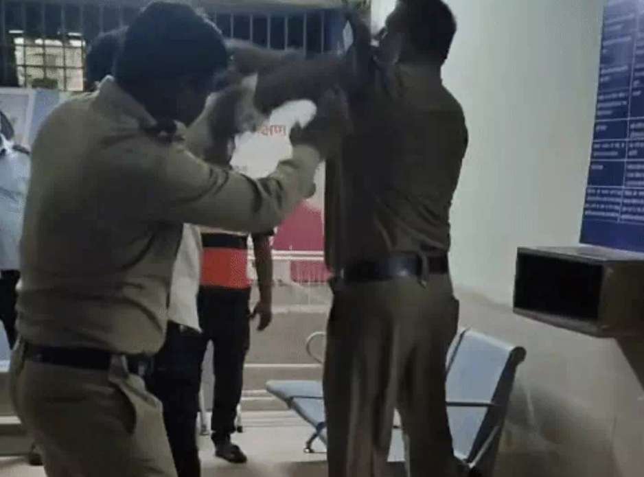 शराबी आरक्षक ने डायल 112 चालक और साथी पुलिसकर्मी से की मारपीट, CCTV में कैद हुई घटना: Drunk Constable Assaulted Dial 112 Driver 2 Screenshot 2025 07 01 13 53 29 15 40deb401b9ffe8e1df2f1cc5ba480b12