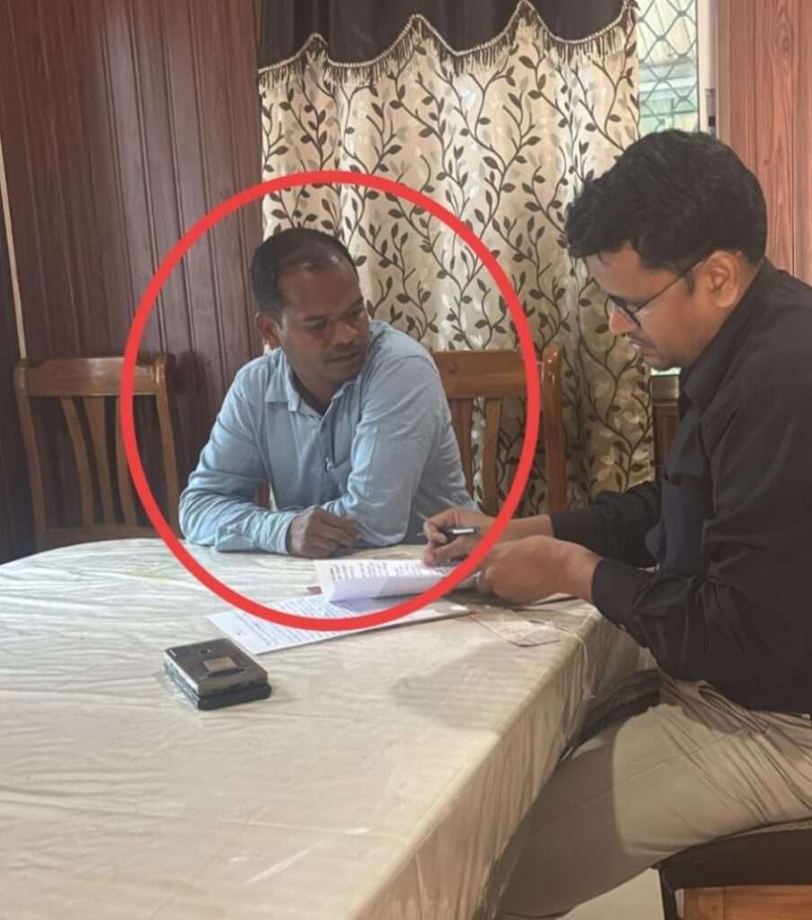 शंकरगढ़ तहसील कार्यालय में रिश्वत लेते पटवारी रंगेहाथ गिरफ्तार, ACB ने पकड़ा : Patwari Arrested Red Handed while Taking Bribe in Shankargarh 1 Screenshot 2025 07 10 15 25 27 12 40deb401b9ffe8e1df2f1cc5ba480b12 1
