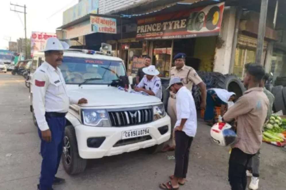 दुर्ग में ट्रैफिक पुलिस का सख्त अभियान: 237 लापरवाह चालकों पर कार्रवाई, 8 वाहन जब्त : Strict Campaign of Traffic Police in Durg 1 Screenshot 2025 07 13 15 29 31 38 a23b203fd3aafc6dcb84e438dda678b6