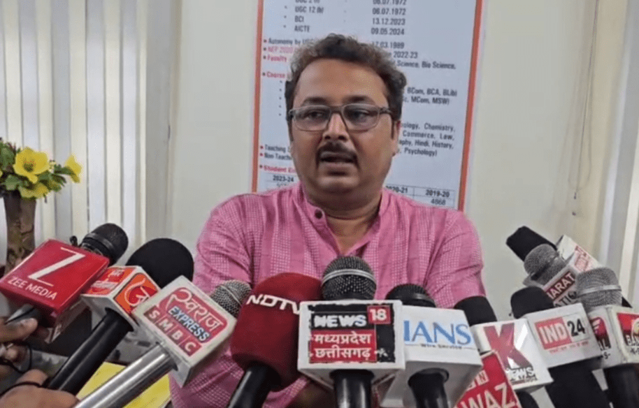 राजीव गांधी पीजी कॉलेज अंबिकापुर में एलएलबी 'पर्यावरण कानून' परीक्षा पेपर लीक विवाद में रद्द : Rajiv Gandhi PG College Ambikapur Cancelled in Paper Leak Controversy 2 image 104