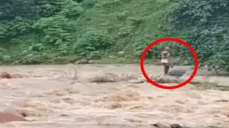 अंबिकापुर:घुनघुट्टा नदी में अचानक आई बाढ़ में फंसे बुजुर्ग को ग्रामीणों ने बचाया : Sudden Flood in the Ghunghutta River 2 image 120