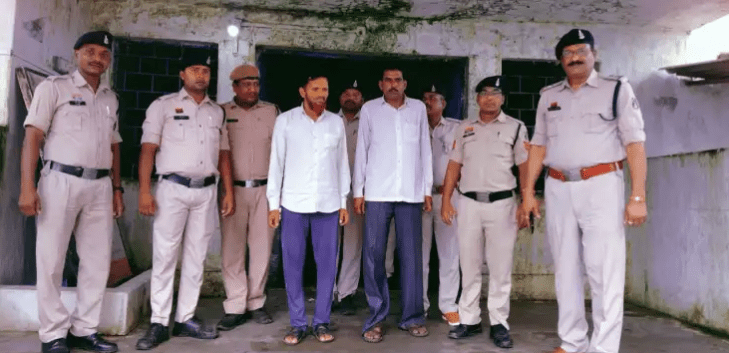 बलरामपुर में राजस्व अभिलेखों में कूटरचना कर जमीन का फर्जी ट्रांसफर मामला उजागर : Fake Transfer of Land in Balrampur 2 image 121