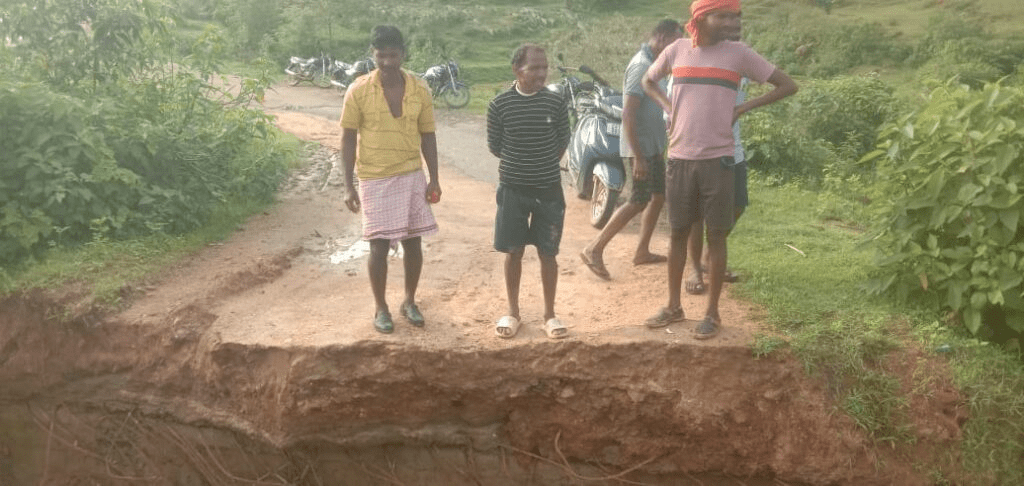 सरगुजा: भारी बारिश से प्रधानमंत्री सड़क की पुलिया ढहने से करदना-कदनई का बतौली से संपर्क टूटा : Bridge of the Prime Minister's Road Collapsed in Batauli 1 image 152