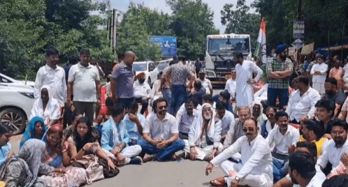 अंबिकापुर में कांग्रेस ने आर्थिक नाकेबंदी, बनारस रोड जाम कर अदानी-अंबानी के खिलाफ नारेबाजी, चैतन्य बघेल के गिरफ्तारी का विरोध : Congress Imposed Economic Blocked in Ambikapur 1 image 165