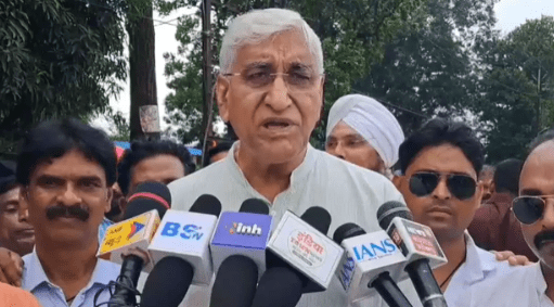 अंबिकापुर में कांग्रेस ने आर्थिक नाकेबंदी, बनारस रोड जाम कर अदानी-अंबानी के खिलाफ नारेबाजी, चैतन्य बघेल के गिरफ्तारी का विरोध : Congress Imposed Economic Blocked in Ambikapur 2 image 166
