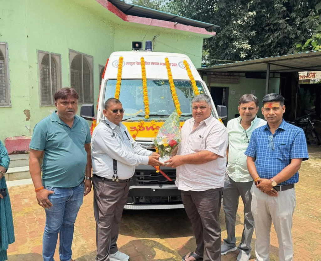 लखनपुर में नई एम्बुलेंस सेवा का शुभारंभ: विधायक राजेश अग्रवाल ने हरी झंडी दिखाकर किया रवाना : New Ambulance Service Launched in Lakhanpur MLA Rajesh Aggarwal Flagged it off 2 image 174