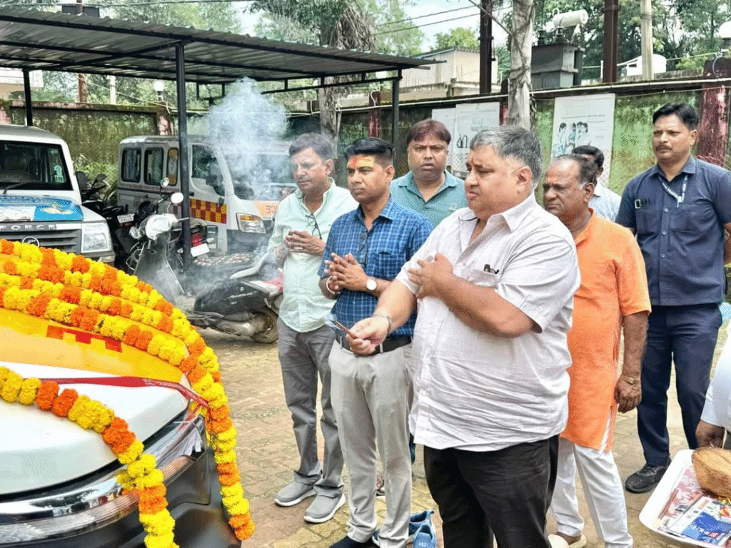 लखनपुर में नई एम्बुलेंस सेवा का शुभारंभ: विधायक राजेश अग्रवाल ने हरी झंडी दिखाकर किया रवाना : New Ambulance Service Launched in Lakhanpur MLA Rajesh Aggarwal Flagged it off 3 image 175