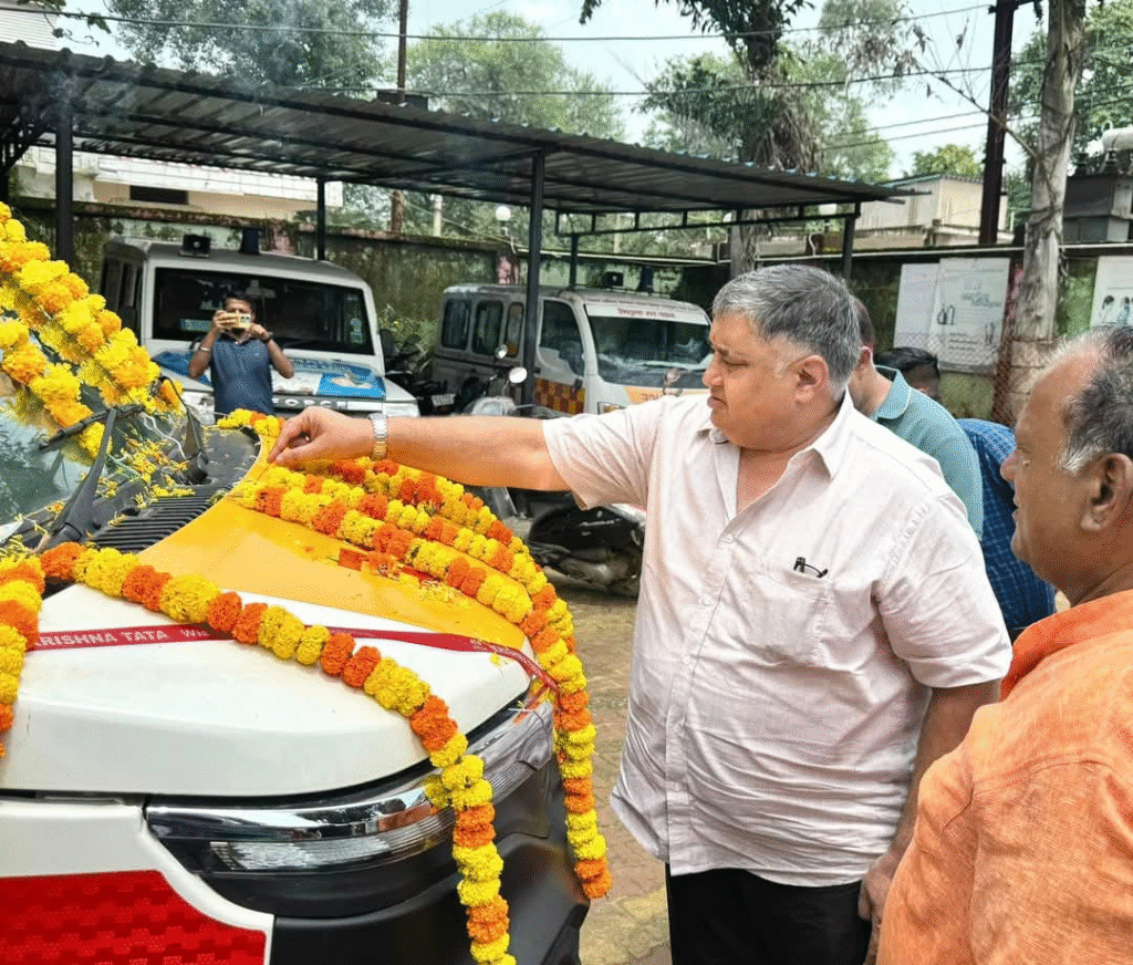 लखनपुर में नई एम्बुलेंस सेवा का शुभारंभ: विधायक राजेश अग्रवाल ने हरी झंडी दिखाकर किया रवाना : New Ambulance Service Launched in Lakhanpur MLA Rajesh Aggarwal Flagged it off 1 image 176