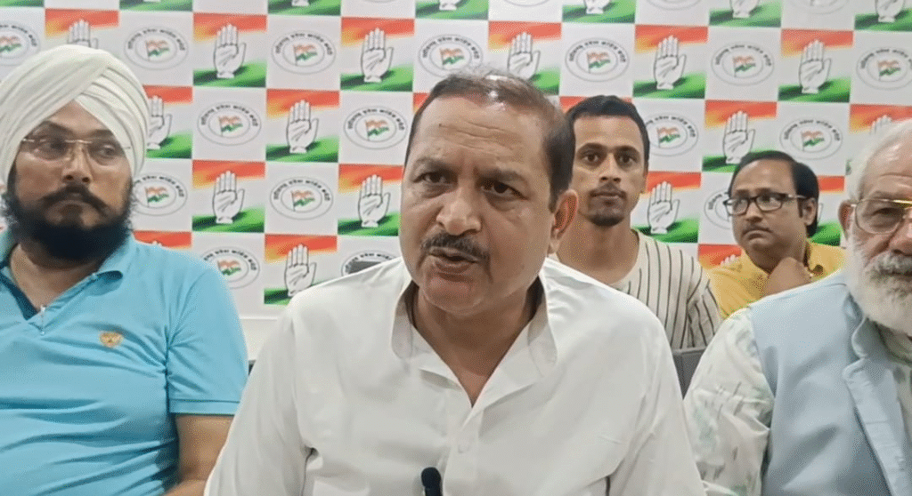 अंबिकापुर में बारिश के बाद नगर निगम की कार्यप्रणाली पर गंभीर सवाल: सड़क डामरीकरण, नालों की सफाई और जलभराव की स्थिति पर विवाद प्रेस कॉन्फ्रेंस : Press Conference of BJP 1 image 180