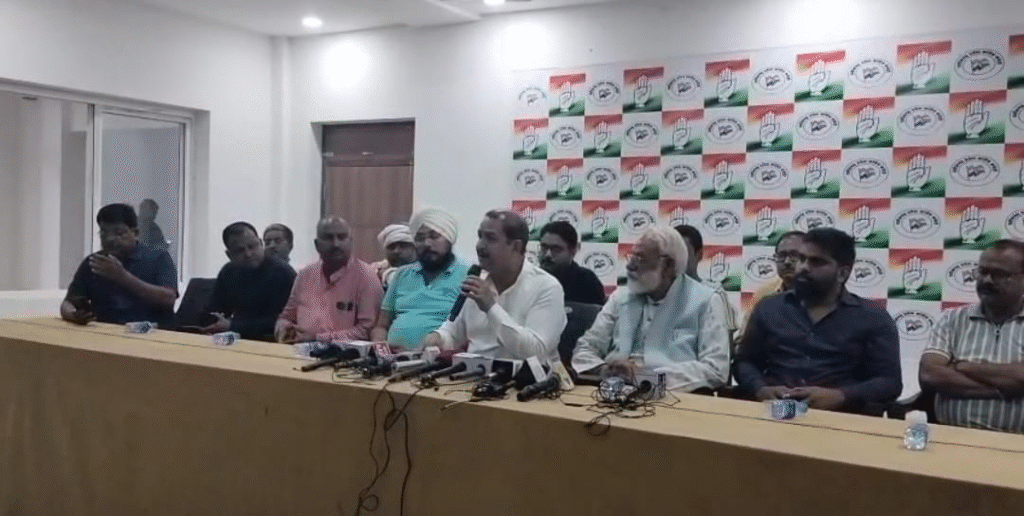 अंबिकापुर में बारिश के बाद नगर निगम की कार्यप्रणाली पर गंभीर सवाल: सड़क डामरीकरण, नालों की सफाई और जलभराव की स्थिति पर विवाद प्रेस कॉन्फ्रेंस : Press Conference of BJP 2 image 181