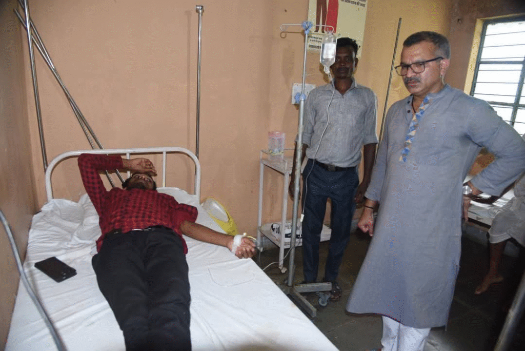 कलेक्टर ने लखनपुर और उदयपुर के दूर-दराज के गांवों का दौरा कर स्कूल, पीडीएस, स्वास्थ्य केंद्र, आंगनबाड़ी, आवासीय आश्रम और पीएम आवास का निरीक्षण किया : Collector Visited Remote Villages of Lakhanpur and Udaipur 1 image 182