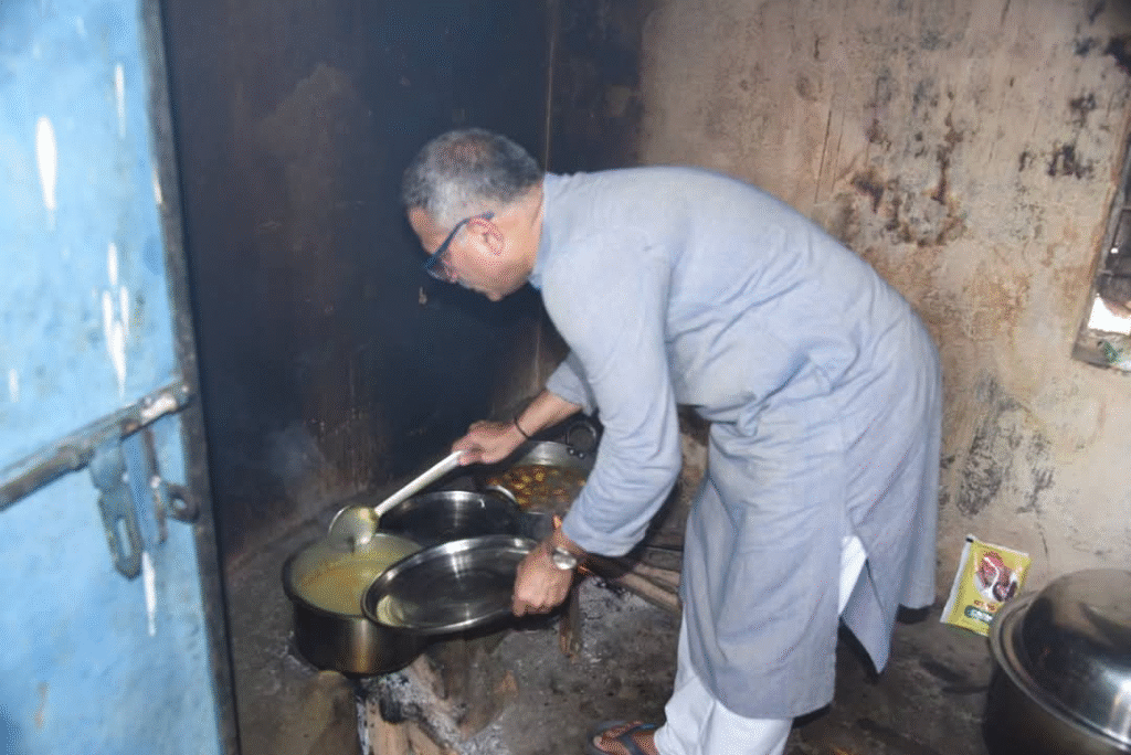 कलेक्टर ने लखनपुर और उदयपुर के दूर-दराज के गांवों का दौरा कर स्कूल, पीडीएस, स्वास्थ्य केंद्र, आंगनबाड़ी, आवासीय आश्रम और पीएम आवास का निरीक्षण किया : Collector Visited Remote Villages of Lakhanpur and Udaipur 2 image 183