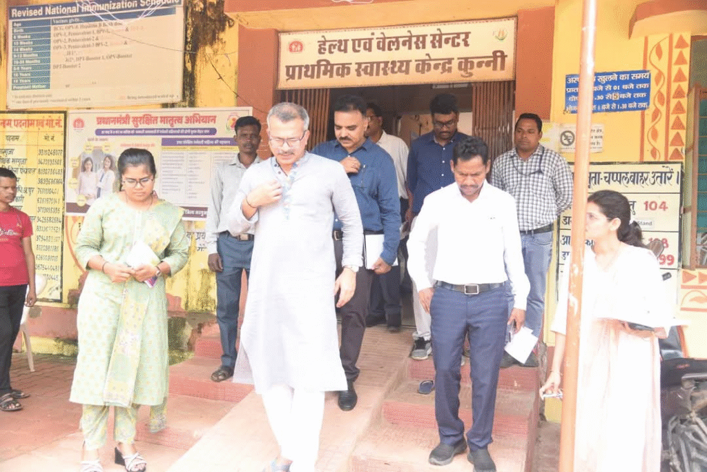 कलेक्टर ने लखनपुर और उदयपुर के दूर-दराज के गांवों का दौरा कर स्कूल, पीडीएस, स्वास्थ्य केंद्र, आंगनबाड़ी, आवासीय आश्रम और पीएम आवास का निरीक्षण किया : Collector Visited Remote Villages of Lakhanpur and Udaipur 3 image 184