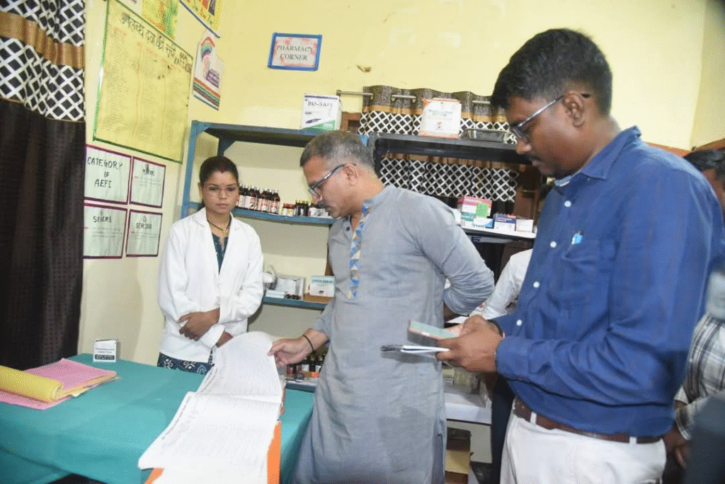 कलेक्टर ने लखनपुर और उदयपुर के दूर-दराज के गांवों का दौरा कर स्कूल, पीडीएस, स्वास्थ्य केंद्र, आंगनबाड़ी, आवासीय आश्रम और पीएम आवास का निरीक्षण किया : Collector Visited Remote Villages of Lakhanpur and Udaipur 4 image 185