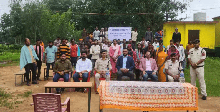 लखनपुर के मांजा और नावापारा गांवों में विधिक जागरूकता शिविर: मुख्य न्यायाधीश गिरिवर सिंह राजपूत ने ग्रामीणों को कानूनी अधिकारों की दी जानकारी : Legal Awareness Camp in Manja and Navapara Villages of Lakhanpur 1 image 244