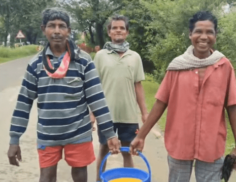 जशपुर जिले में अंडों से लदी पिकअप पलटने के बाद सड़क पर बिखरे अंडों को लेकर ग्रामीणों में मची लूट और हड़कंप, देखिए इस फिल्मी घटनाक्रम की पूरी कहानी : Pickup Loaded with Eggs Overturned in Jashpur 1 image 264
