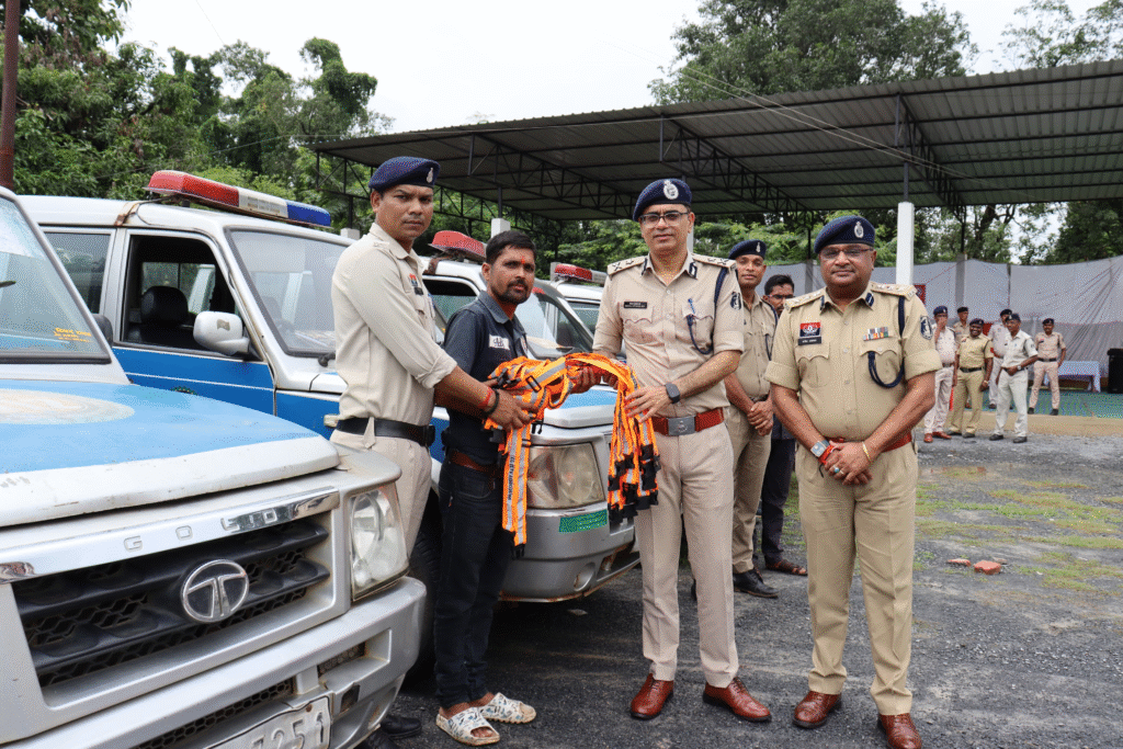 सड़क दुर्घटनाओ मे कमी लाने एवं सड़को पर मवेशियों कों हताहत होने से बचाने“रेडियम कॉलर”अभियान' की शुरुवात : Radium Collar Campaign Launched to Reduce Road Accidents 6 image 274