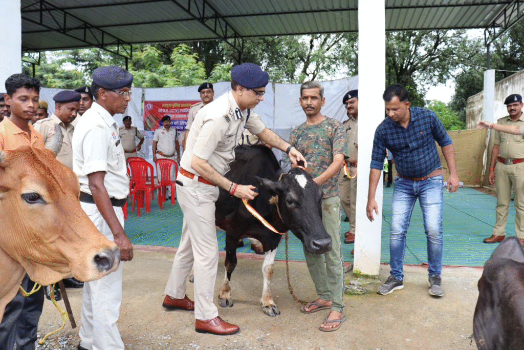 सड़क दुर्घटनाओ मे कमी लाने एवं सड़को पर मवेशियों कों हताहत होने से बचाने“रेडियम कॉलर”अभियान' की शुरुवात : Radium Collar Campaign Launched to Reduce Road Accidents 3 image 279