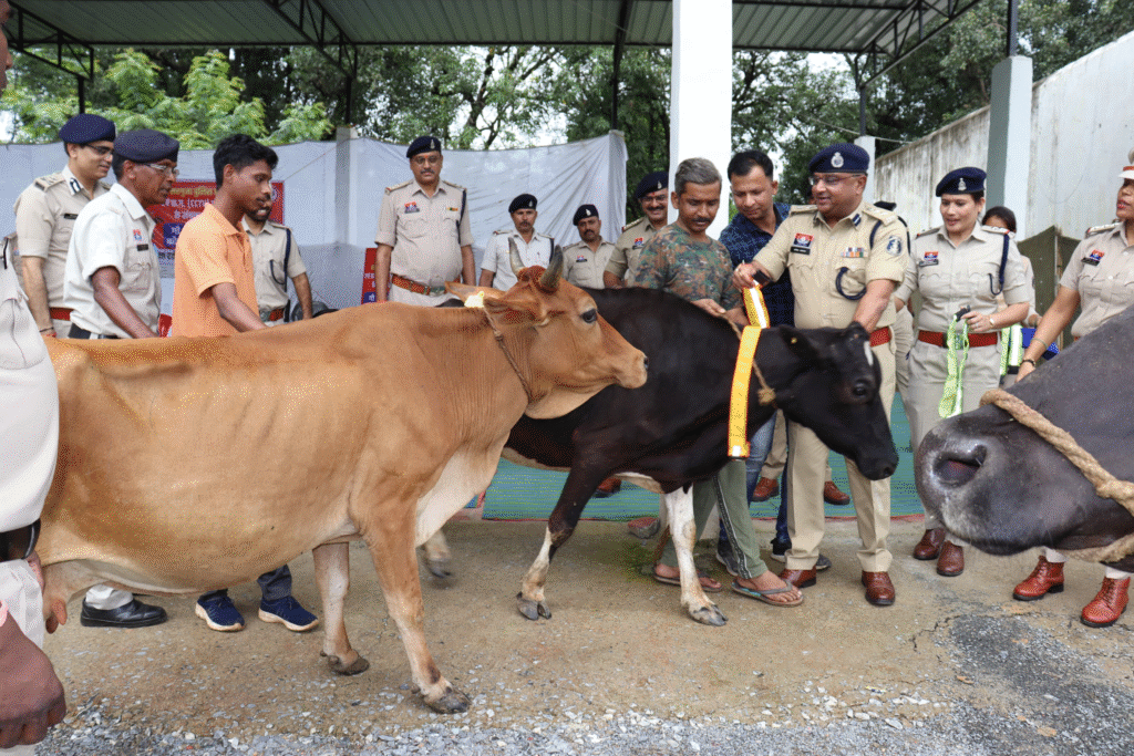 सड़क दुर्घटनाओ मे कमी लाने एवं सड़को पर मवेशियों कों हताहत होने से बचाने“रेडियम कॉलर”अभियान' की शुरुवात : Radium Collar Campaign Launched to Reduce Road Accidents 4 image 280