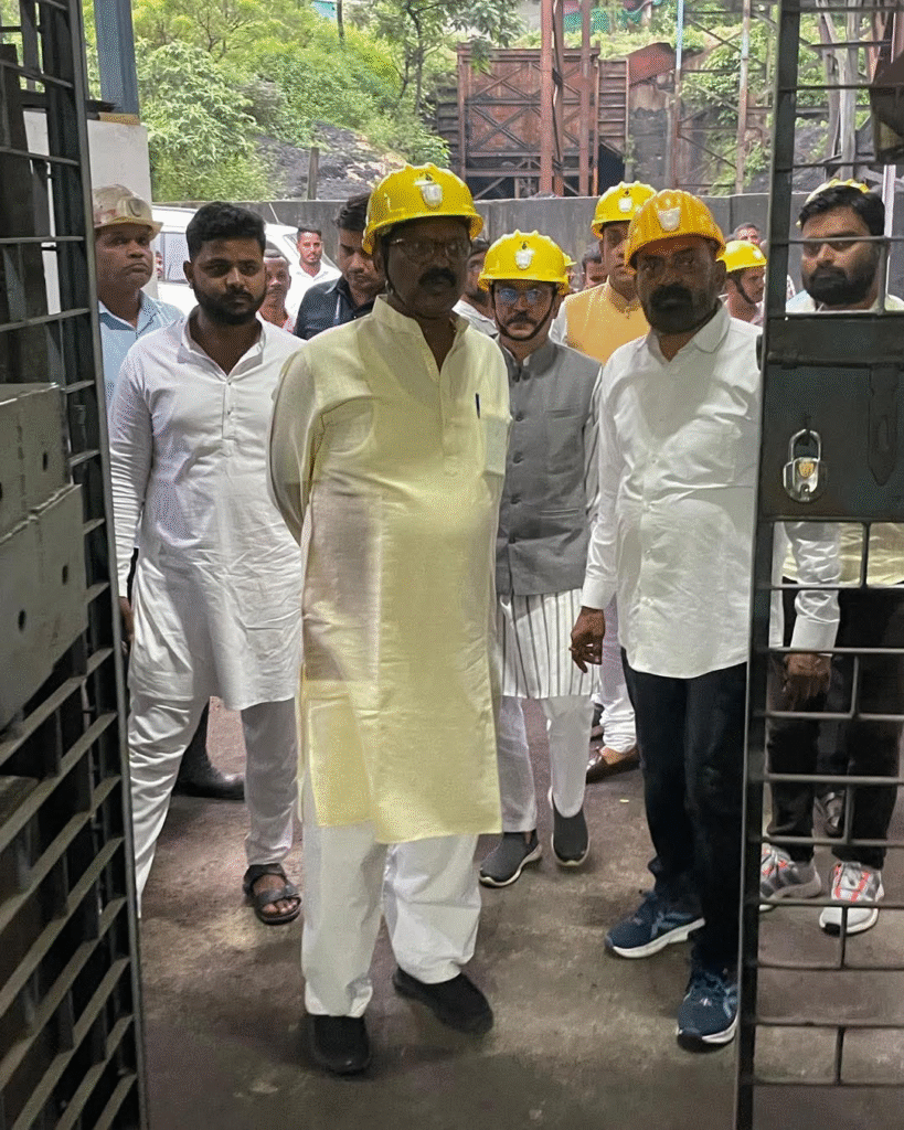 हर हादसे के पीछे छुपी चुप्पी: अमरजीत भगत ने चिरमिरी की SECL R-6 खदान में मजदूरों की सुरक्षा पर उठाए सवाल : Amarjeet Bhagat Raised Questions Safety of Workers in SECL R-6 Mine of Chirmiri 1 image 287