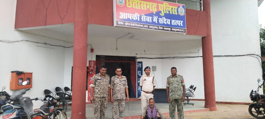 बलरामपुर-रामानुजगंज के विजयनगर में ट्रक चालक की लापरवाही से दो लोगों की मौत, एक गंभीर घायल : Negligence of a Truck Driver in Vijaynagar of Balrampur-Ramanujganj 1 image 298