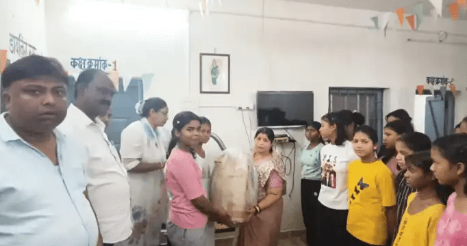 लखनपुर बालिका छात्रावास में सेनेटरी वेंडिंग मशीन वितरण, स्वच्छता को मिला नया आयाम : Distribution of Sanitary Vending Machines in Lakhanpur Girls Hostel 2 image 38