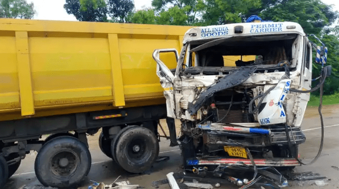 सड़क हादसा : एनएच 130 पर हाइवा और डीजल टैंकर की टक्कर, चालक घायल, मवेशी की मौत : Hiva and Diesel Tanker Collide on NH 130 1 image 58