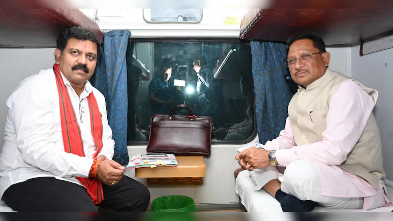 छत्तीसगढ़ के मुख्यमंत्री और उपमुख्यमंत्री भाजपा प्रशिक्षण शिविर के लिए ट्रेन से अंबिकापुर रवाना : Left for Ambikapur by Train for BJP Training Camp 1