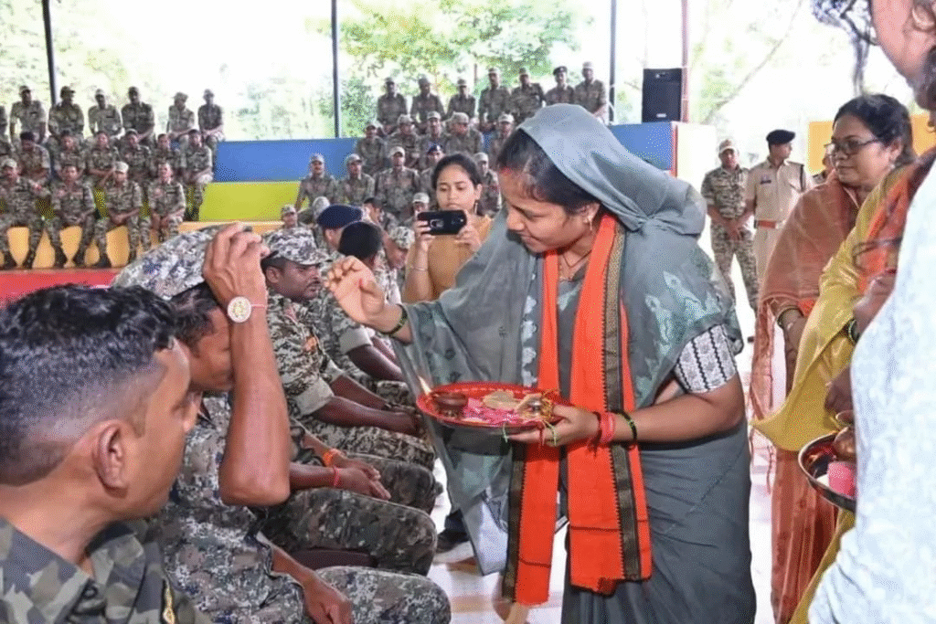 महिला एवं बाल विकास मंत्री लक्ष्मी राजवाड़े ने दंतेवाड़ा में कारली सुरक्षा कैम्प के जवानों को राखी बाँधी, दी रक्षाबंधन की शुभकामनाएं : Minister Laxmi Rajwade Tied Rakhi to the soldiers of Karli Security Camp in Dantewada 3 image 10
