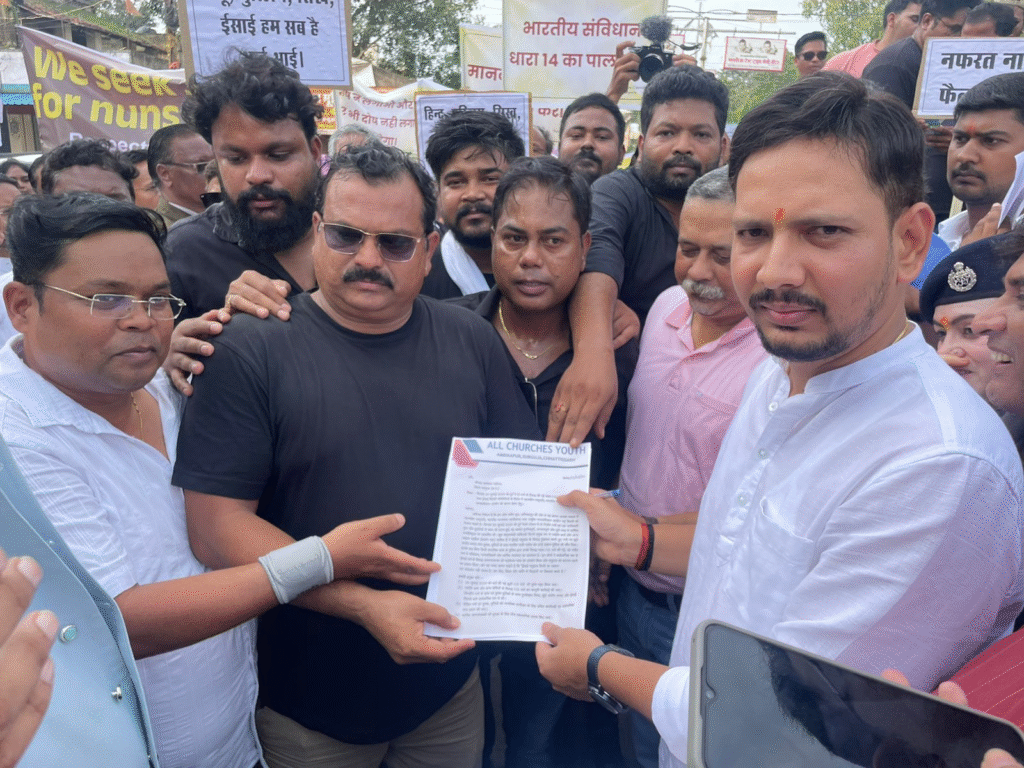 ऑल चर्चेस यूनाइटेड फ्रंट, अम्बिकापुर की ओर से छत्तीसगढ़ में अल्पसंख्यकों के संवैधानिक, धार्मिक एवं मानव अधिकारों की रक्षा के लिये आवश्यक कदम उठाने हेतु भारत के राष्ट्रपति को ज्ञापन : Memorandum to the President of India to Take Necessary Steps to Protect the Constitutional 6 image 101